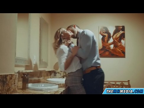 ❤️ Kana blonde ine busty inokukwezvera muchimbuzi cheveruzhinji ☑ ❤